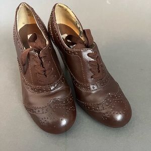 Wingtip heels